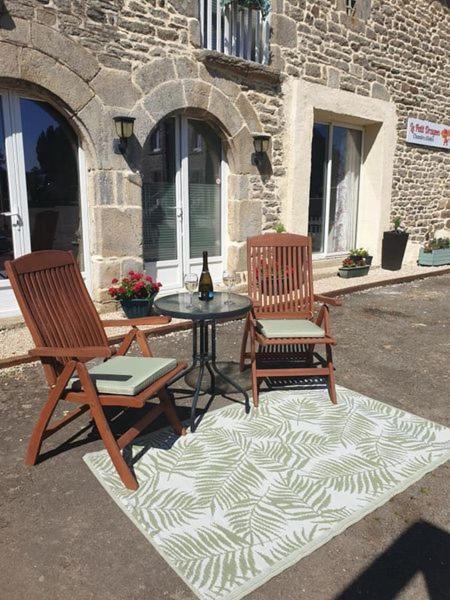 Bed and Breakfast Le Petit Dragon Plumaudan Exterior foto